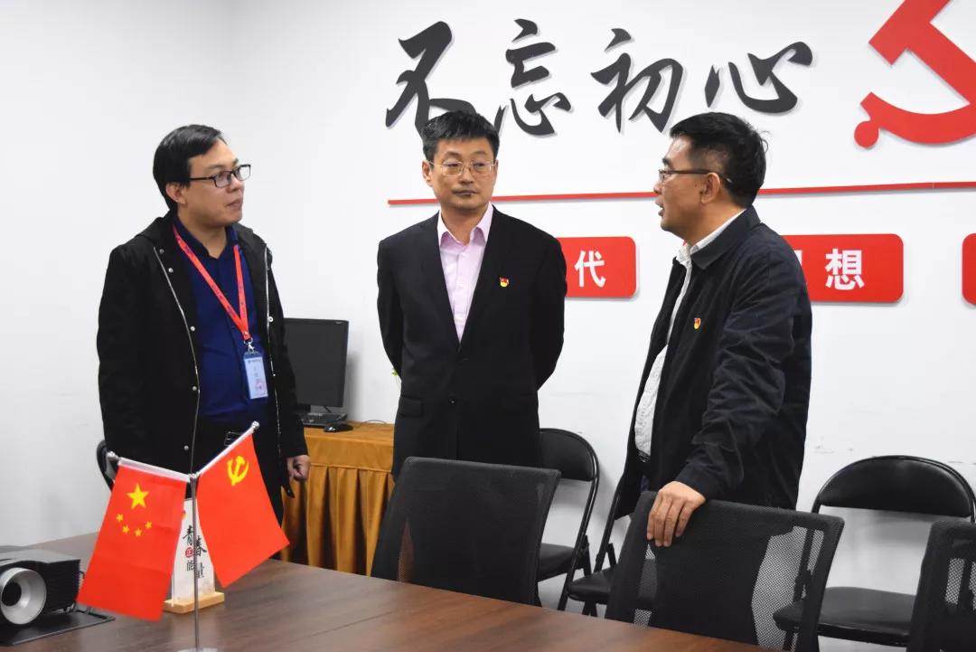 中共安陽市委網(wǎng)信辦主任路玉軍、副主任王曉萌等一行人蒞臨安陽青峰網(wǎng)絡(luò)指導(dǎo)工作
