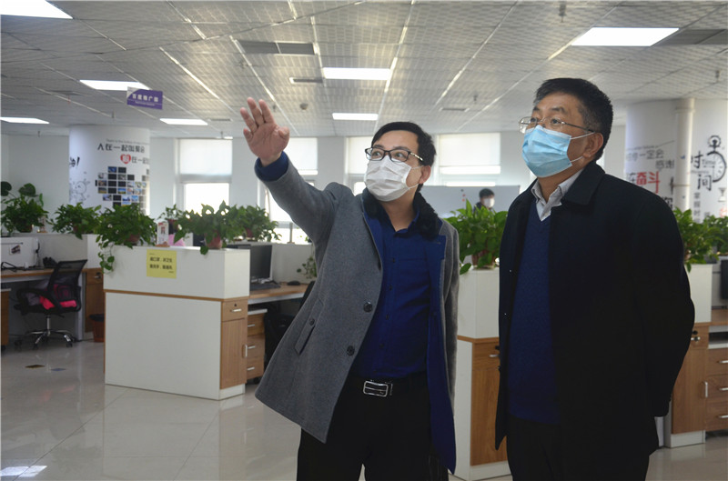中共安陽市委統(tǒng)戰(zhàn)部副部長、市工商聯(lián)黨組書記郭洪俠一行調(diào)研安陽青峰防疫工作和復(fù)工復(fù)產(chǎn)情況