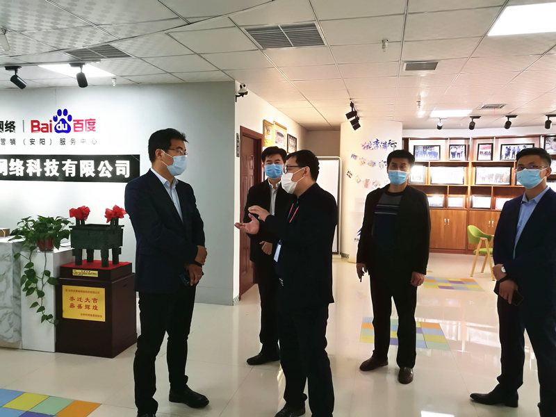 安陽市商務(wù)局副局長張躍勇，攜同天津伍創(chuàng)電子商務(wù)有限公司李富民一行蒞臨安陽青峰網(wǎng)絡(luò)參觀指導(dǎo)??！